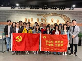 一群人站在臺上

中度可信度描述已自動生成
